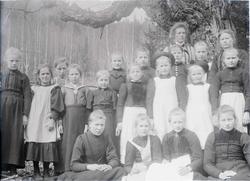 Skolejenter i Atrå.