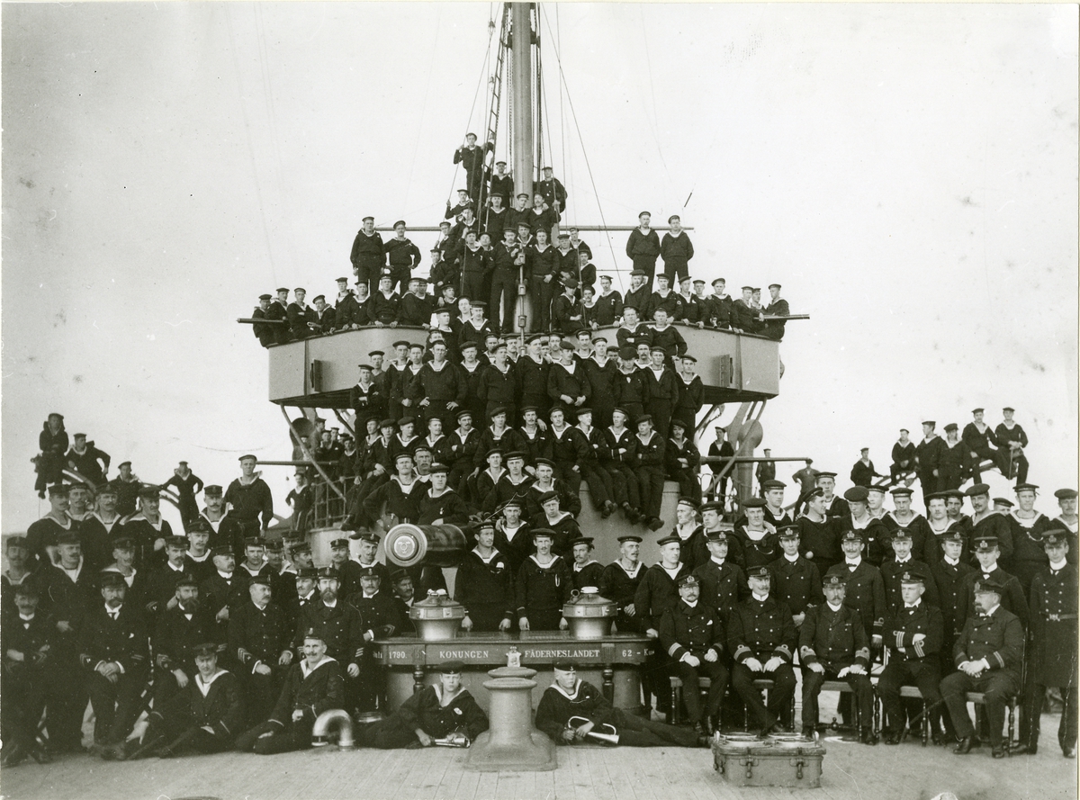 Officerare, underofficerare och manskapet på H.M.S. Dristigheten samlade på backen för fotografering (1909).