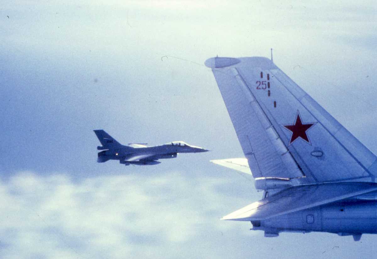 Russisk fly av typen Bear H med nr. 25 og et norsk F-16 fly.