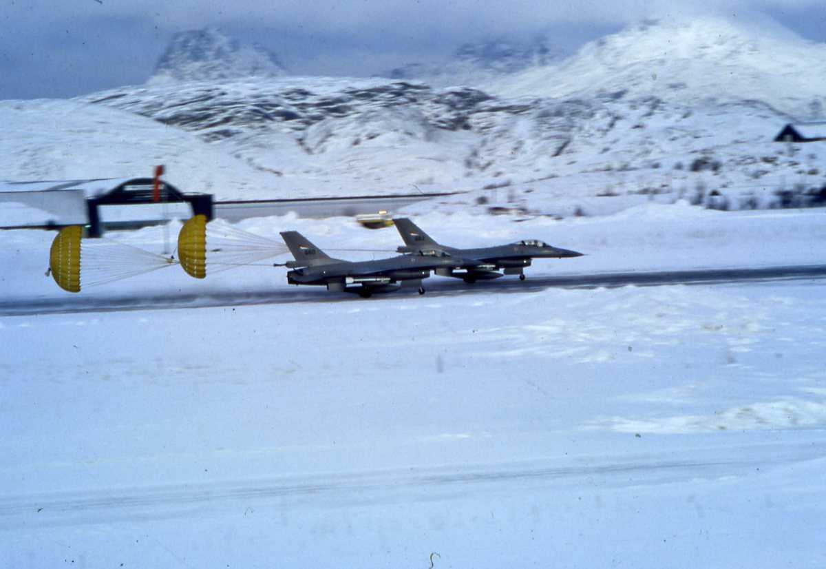 Norske fly av typen F-16 Falcon med nr. 660 (nærmest) og nr. 662.