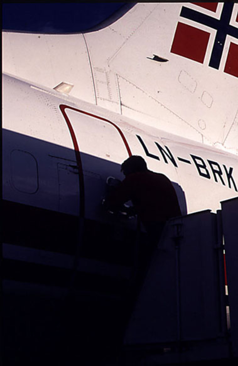 Lufthavn, detalj av fly, dør (port) bak på flyet, 1 person ved døra. Braathens Safe,  LN-BRK Boeing 737-500, "Olav Tryggvason".