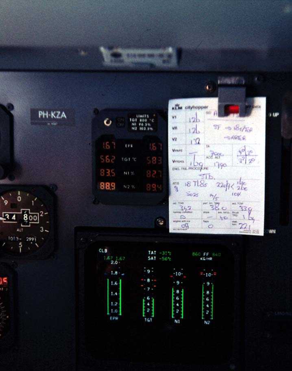 Lufthavn. Kontrollpanel i cockpit, Fokker 70 PH-KZA fra KLM