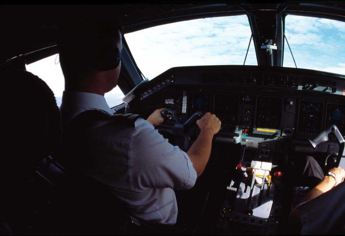 Lufthavn. Overblikk av cockpit i lufta, G-EMBF fra British Regional Airlines.