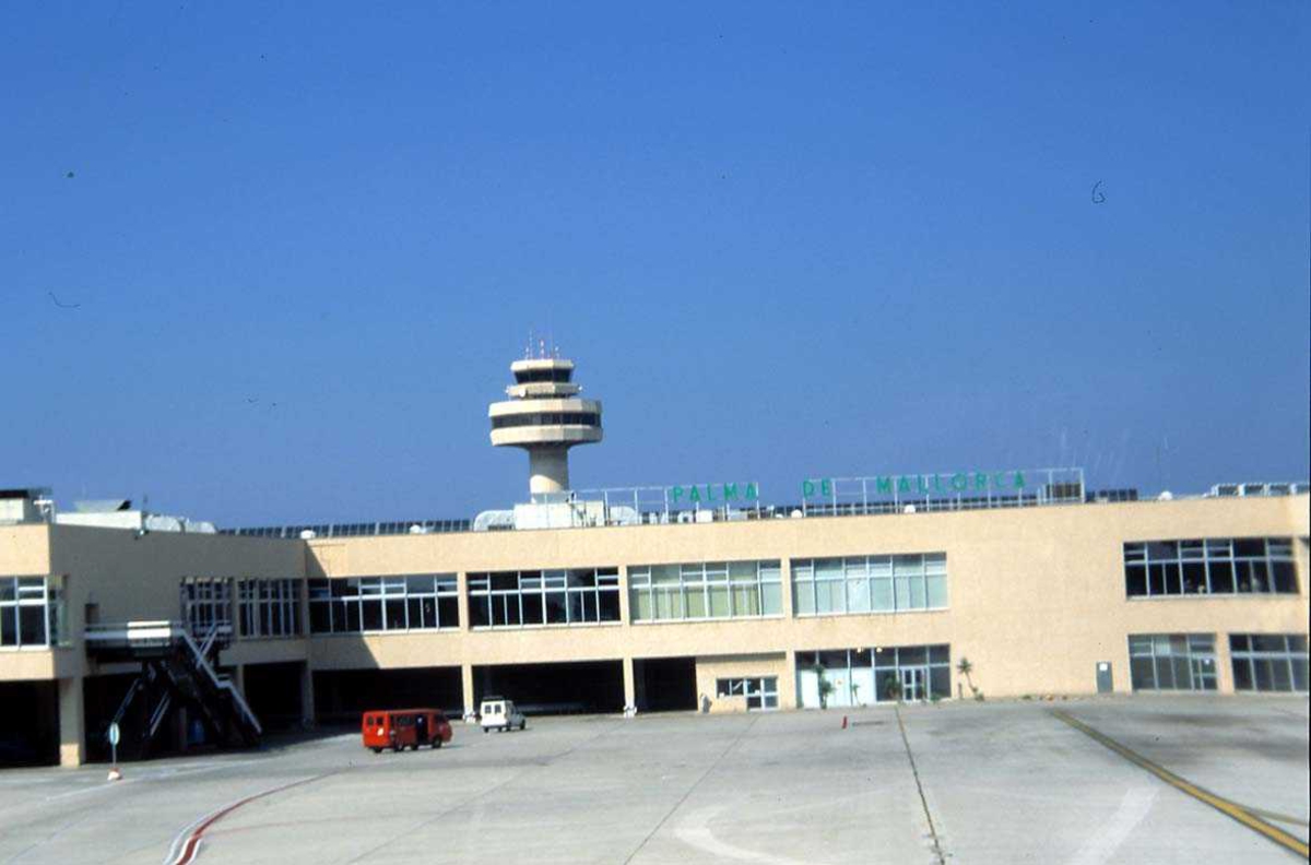 Lufthavn, 1 fly på bakken, OY-CNS DC-10 fra Premiair