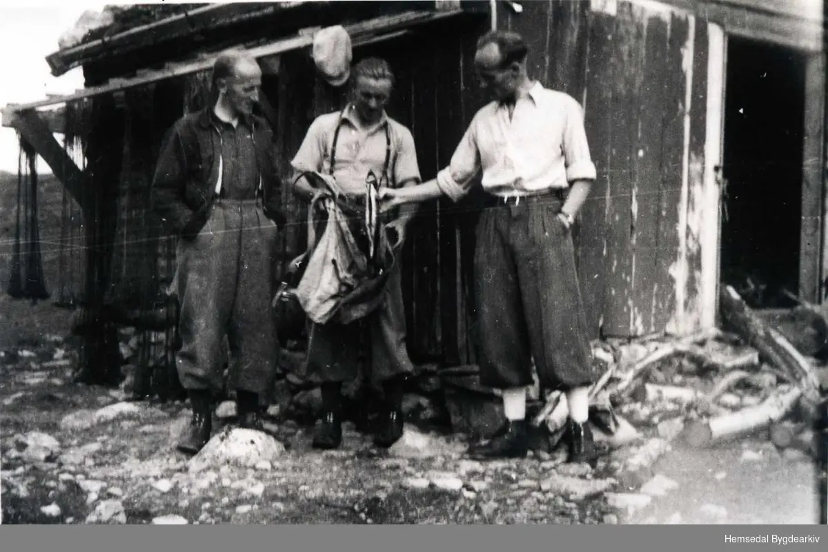 Frå venstre: Meieristyrar Iver T. Svare, Olav E. Fekene og Olav Venås d.e. i 1942 ved Kringletjern i Hemsedal.
