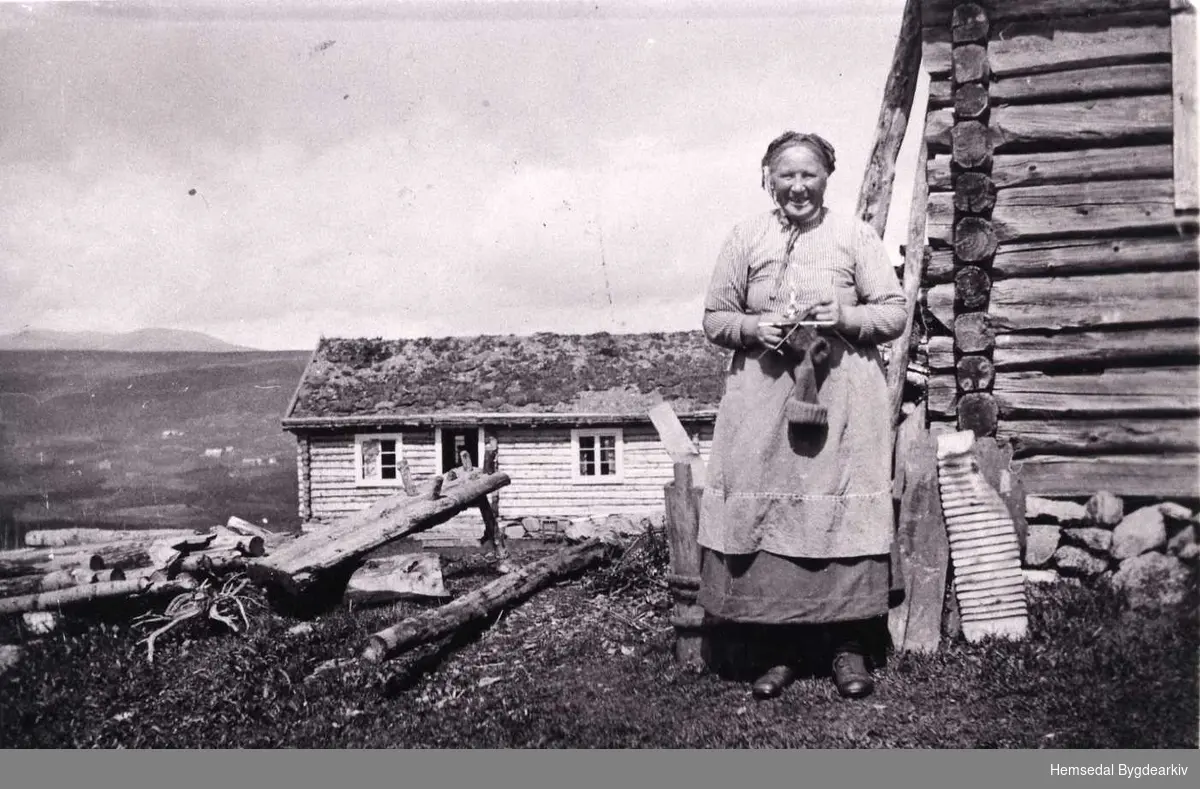 Ingrid Ålstveit frå Hemsedal med bundingen, ca. 1930