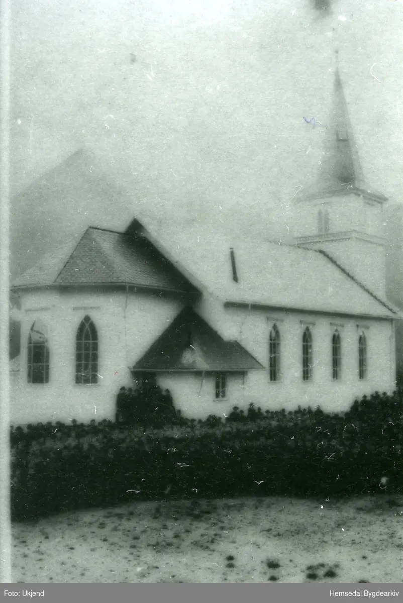 Hemsdal kyrkje. Fotografiet er truleg teke i samband med Amerikafesten i 1914.