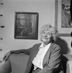Inger Alver Gløersen med Munch-bilder.