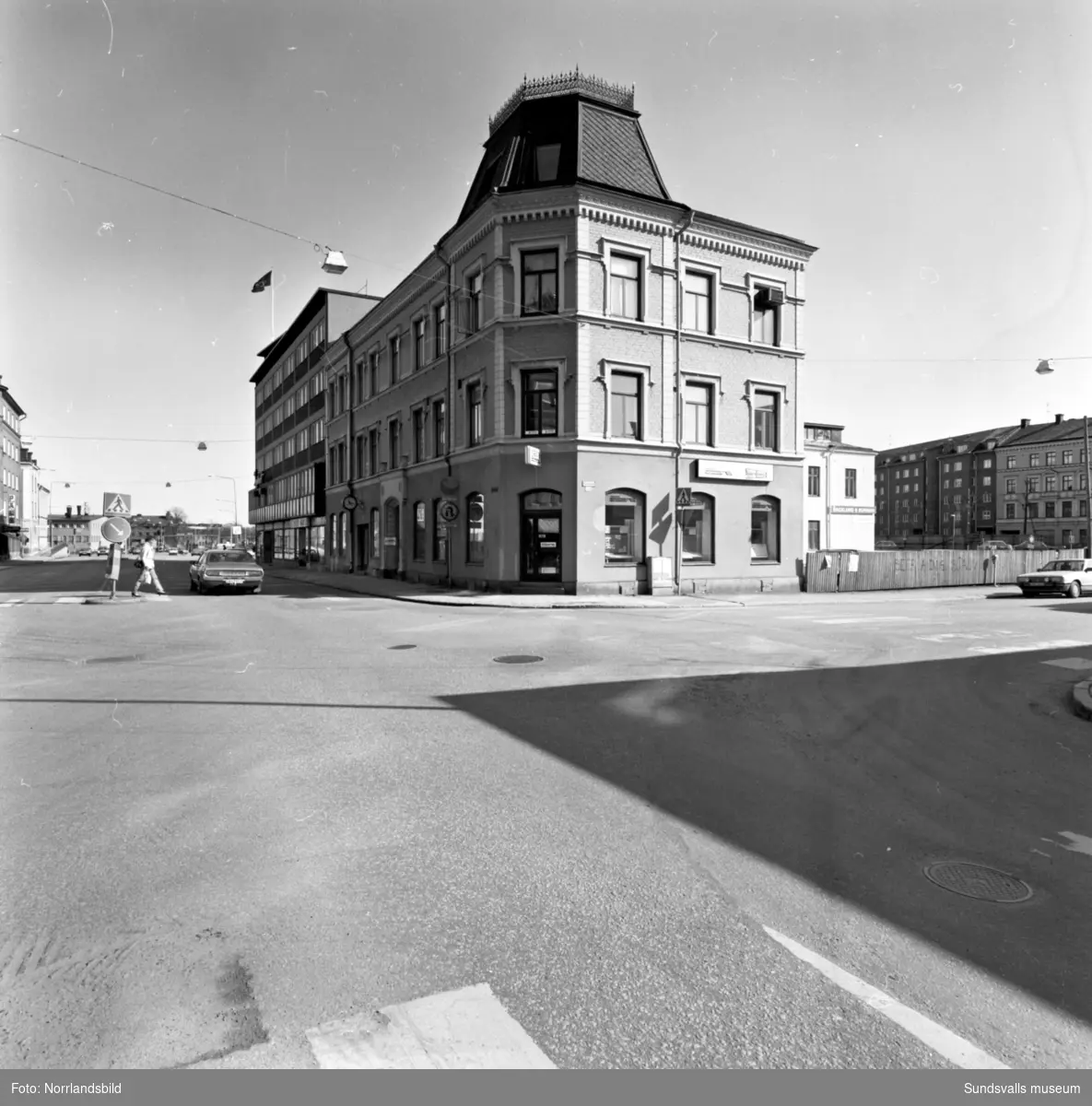 Personalen på Skrivcentralen i Sundsvall. Bild 5-8 Anna-Karin Bohman. Även en exteriörbild på byggnaden vid Köpmangatan-Nybrogatan.