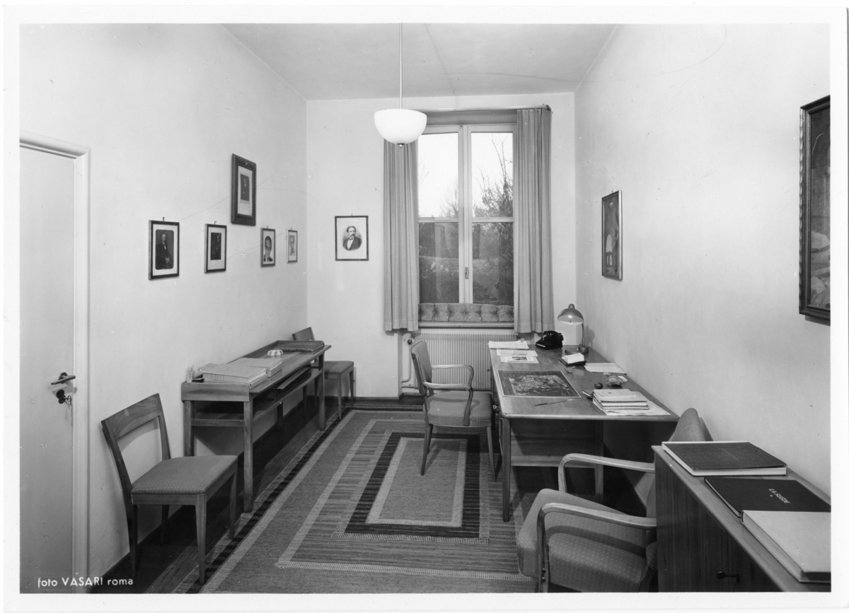 Svenska Institutet i Rom
Interiör. Möblerat rum med skrivbord.