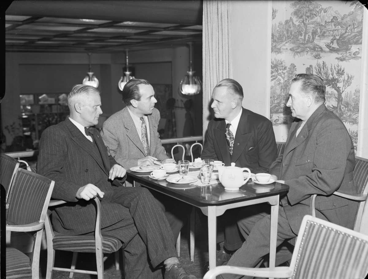 Konditori Krönet
Fyra män dricker kaffe
Interiör