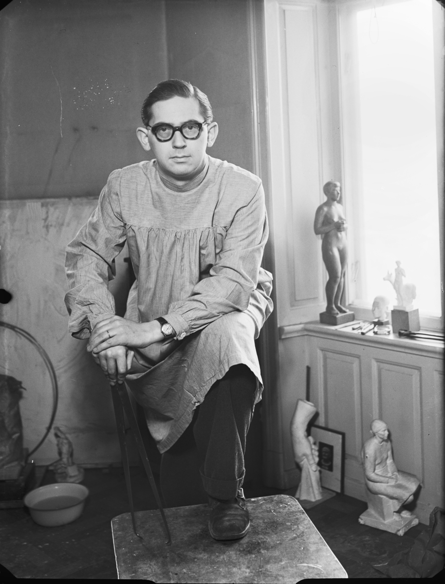 Porträtt av skulptören Bengt Lundkvist i sin ateljé
Interiör