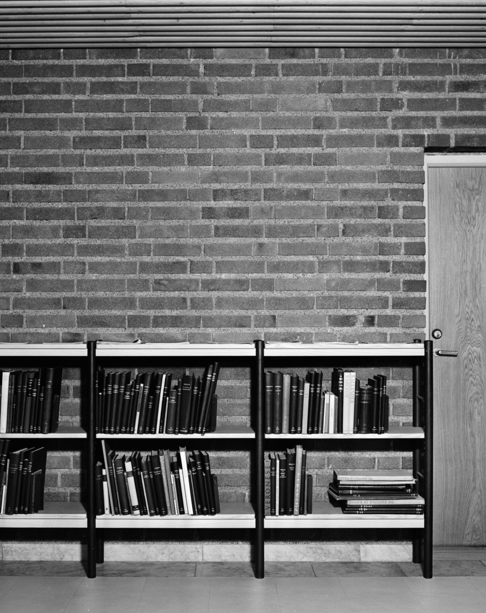 Stadsbibliotek i Umeå
Interiör, detalj av tegelvägg med låg bokhylla framför.