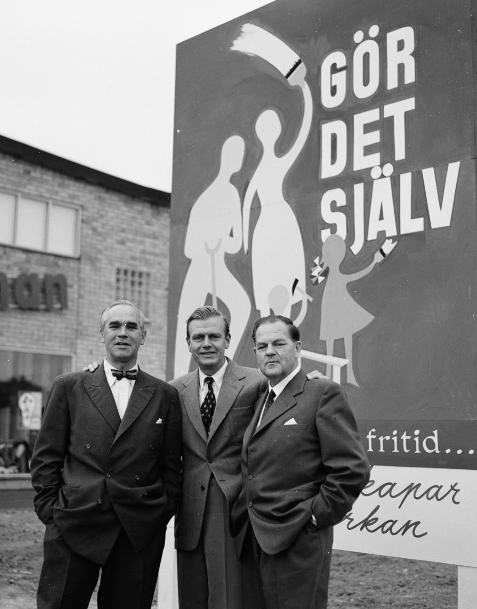 Lagercentral
Exteriör, porträtt av tre herrar framför skylt.