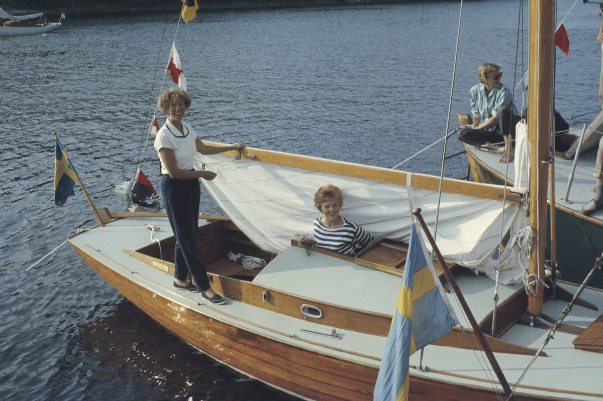 Karin Palmér med sällskap i folkbåten KARP i en av Kryssarklubbens skärgårdshamnar.