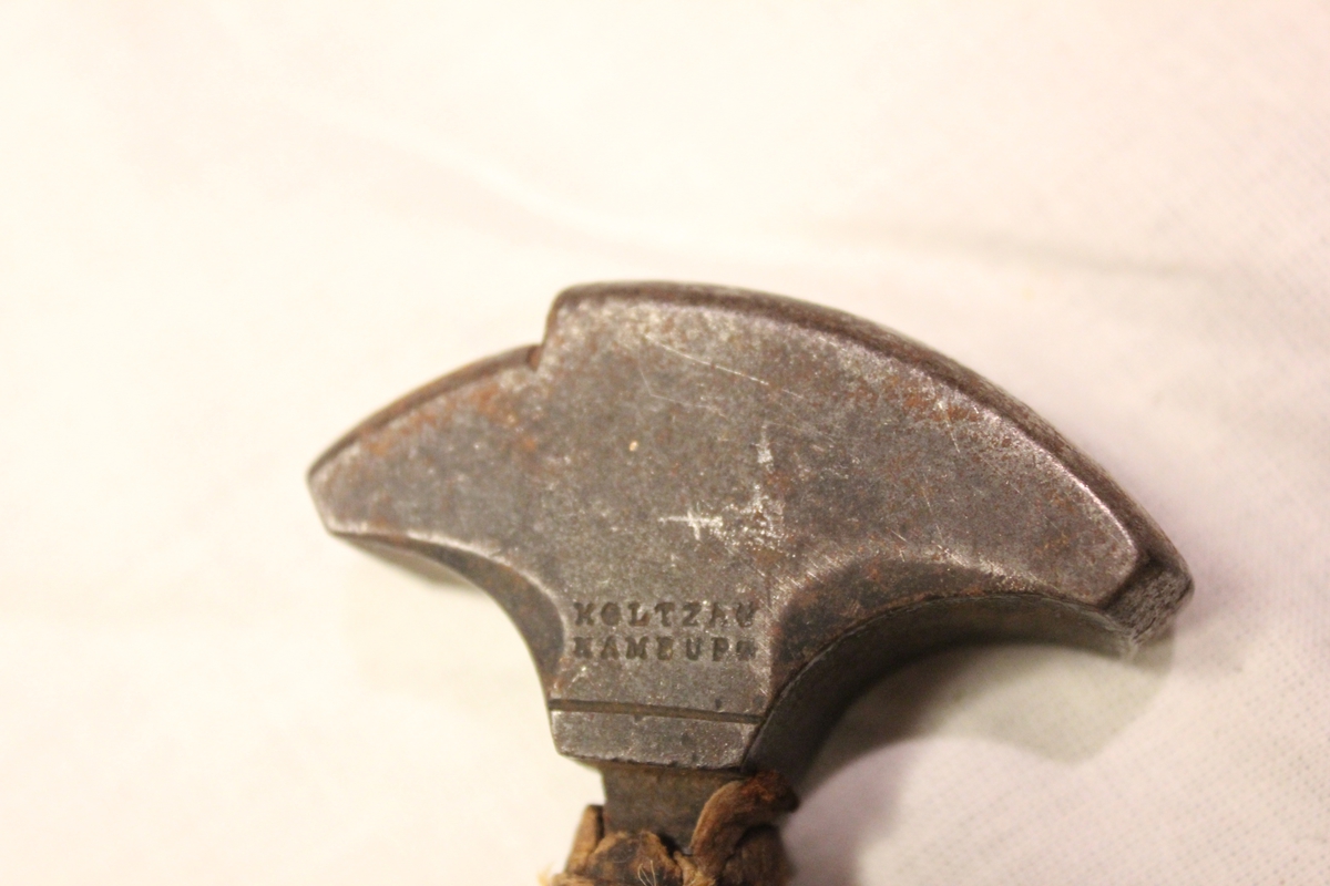 Selve hammeren er laget av jern og har treskaft. Lærstoppe i enden av skaftet.