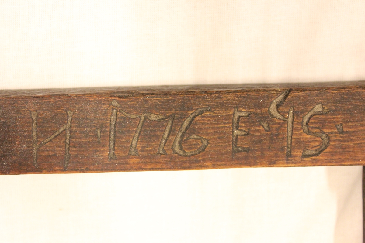 Hespetret har årstallet 1776. Bjarne Herstøl kjøpte det på auksjon på Stedjan i Grindheim.
Det er inngravert endel bokstaver på den ene siden og en bokstav på andre siden.