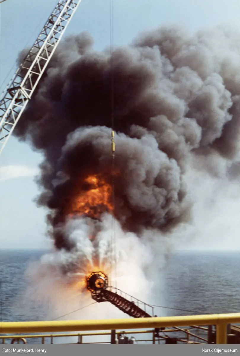 Testflamme på boreriggen Ocean Viking som fant oljen på det som ble Ekofiskfeltet.  Dette er den første testen som ble gjort på brønn 2/4-1.