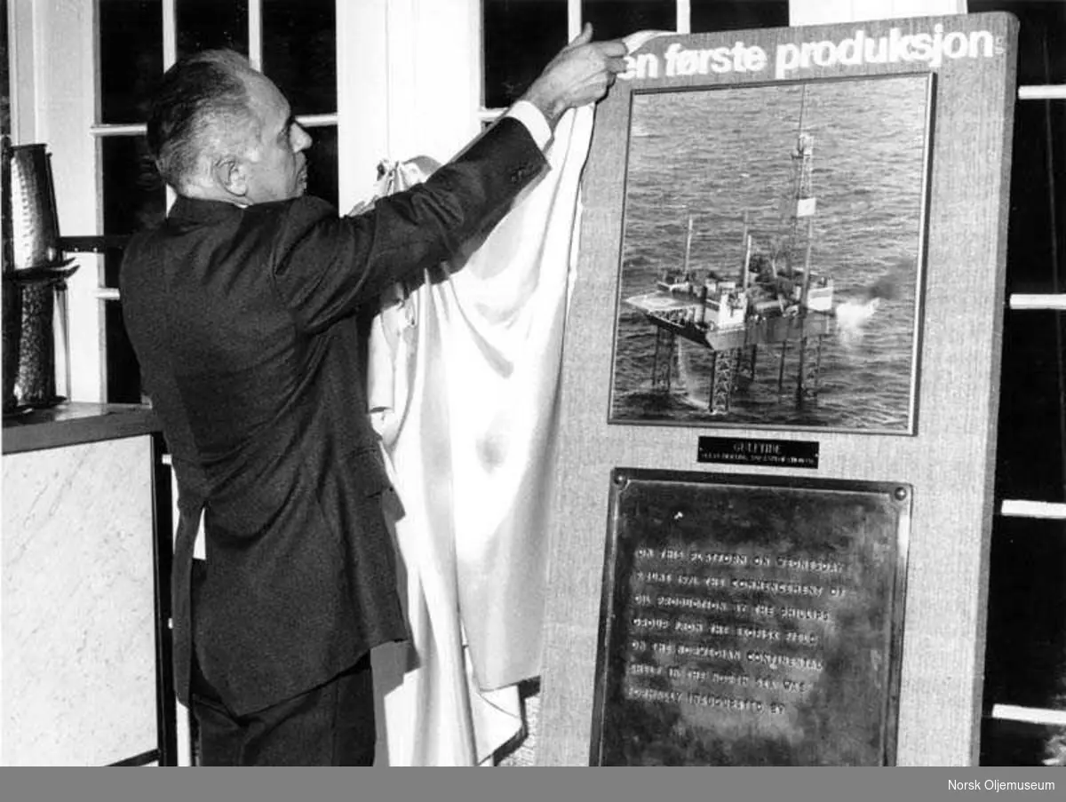 Phillipsdirektør C.C. Anderson avduker minneplaten av Gulftide på styremøte i Norsk Oljemuseum juni 1984