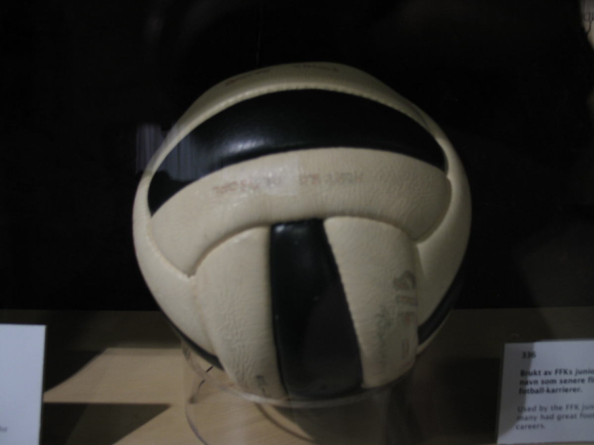 Ball brukt i Asbjørn Hansens 50.landskamp.