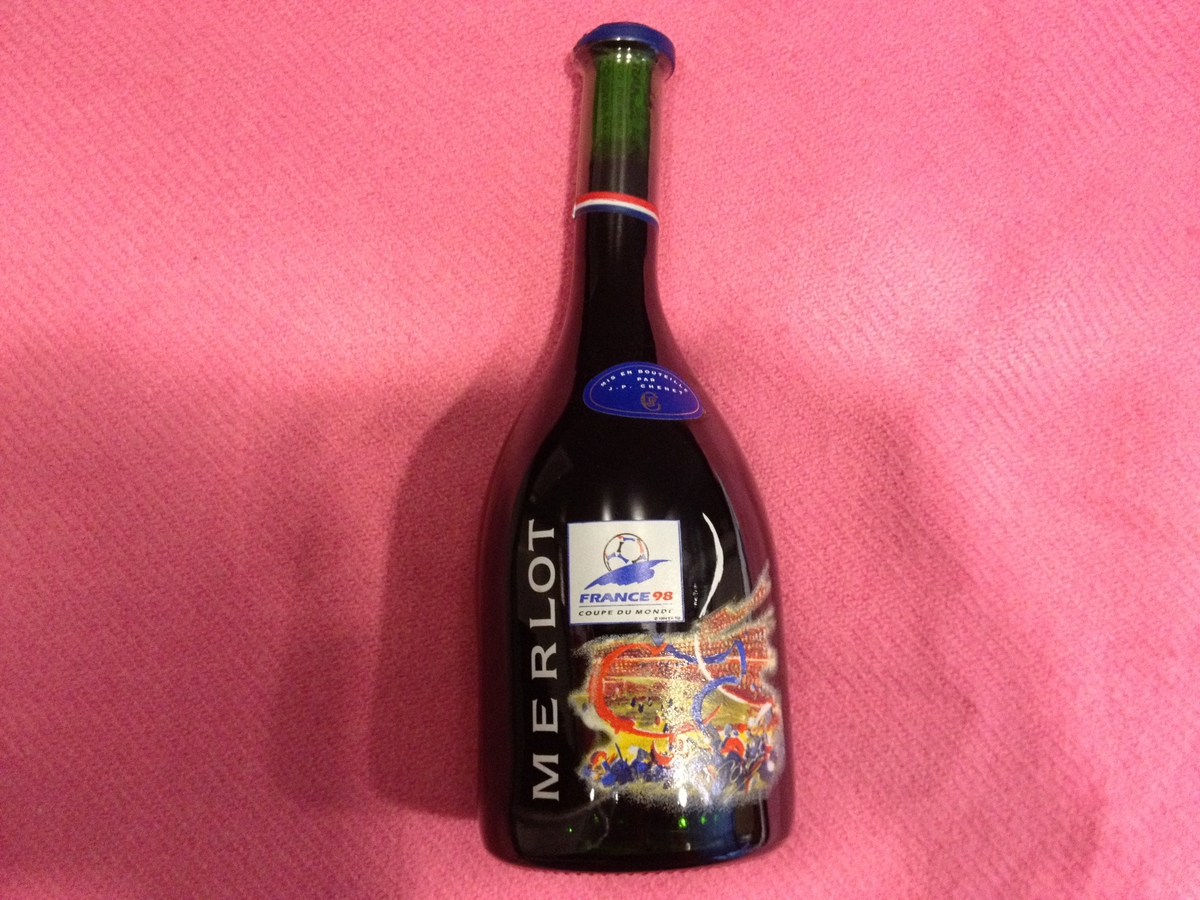 Rødvinsflaske, merke Merlot produsert til Fotball-VM i Frankrike 1998.
