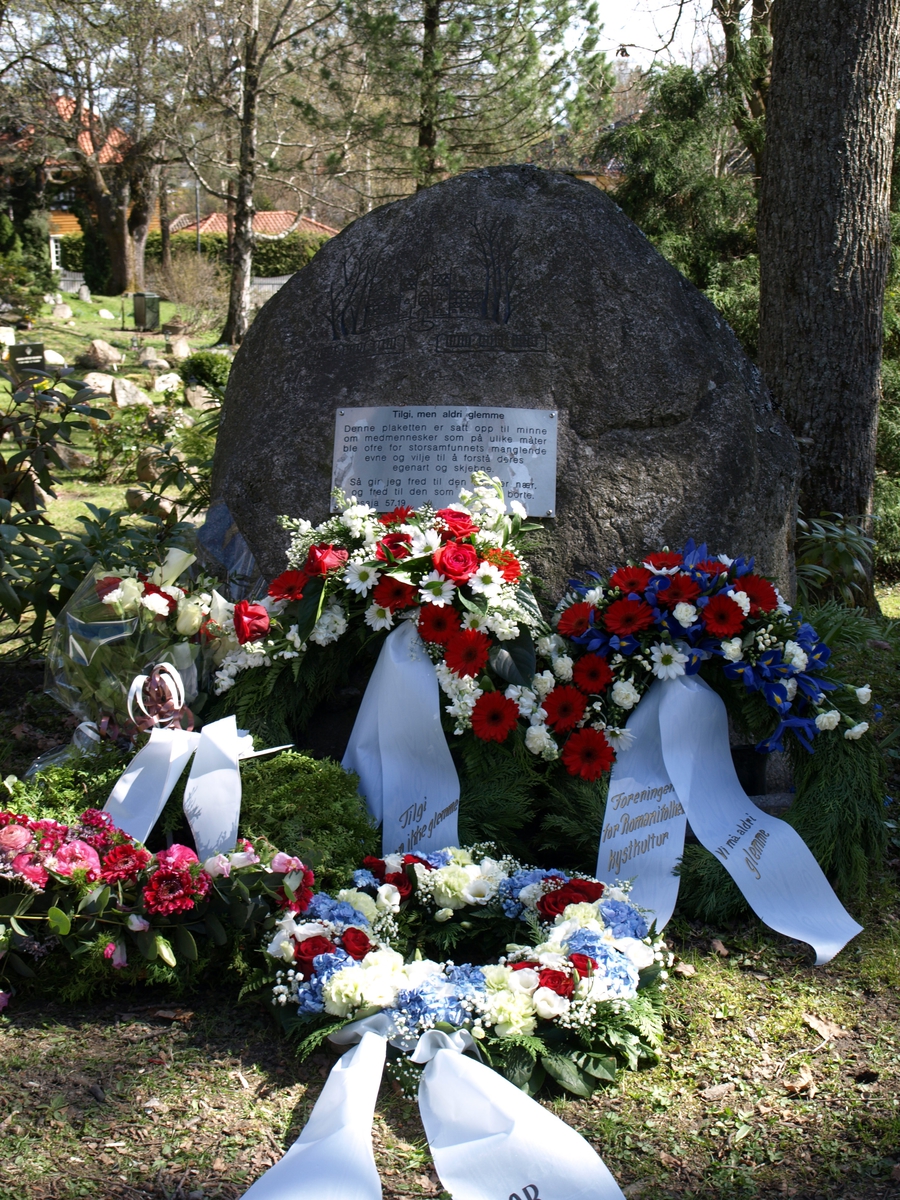 Minneseremonien den 7.mai inneholder taler og kransenedlegging. Disse blomstene ble plassert ved steinen av romanifolket/taternes organisasjoner i 2010. Foto: Bodil Andersson, Østfoldmuseene/Halden historiske Samlinger.