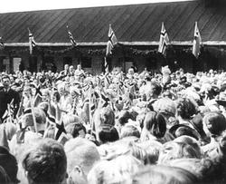 publikum på festplassen ved Rådhusplassen under Sarpsborgs 1