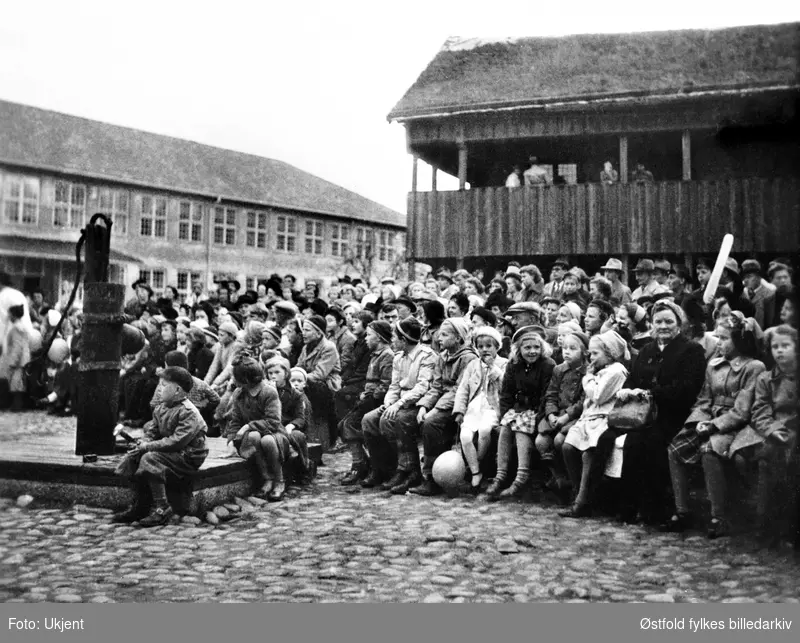 Fra Smålensmarken i 1952 på Borgarsyssel Museum, publikum ser teaterstykket "Den pantsatte bondedreng" av Ludvig Holberg.