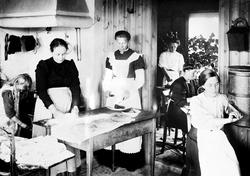 Tukkun, begravelsesforberedelser på kjøkkenen (Øst-Tukken) i