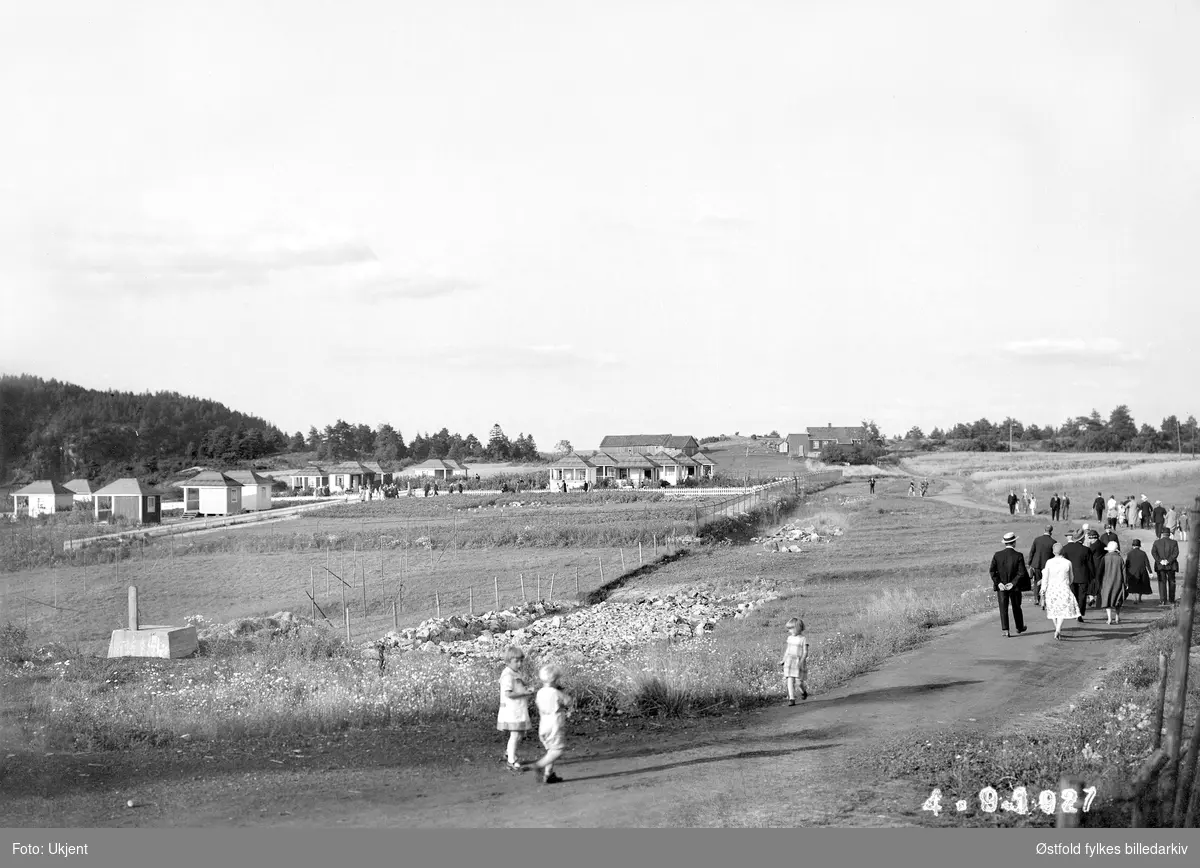 Borregaard Kolonihager på Opsund i Sarpsborg, 4. september 1927. Gruppe mennesker langs landeveien.