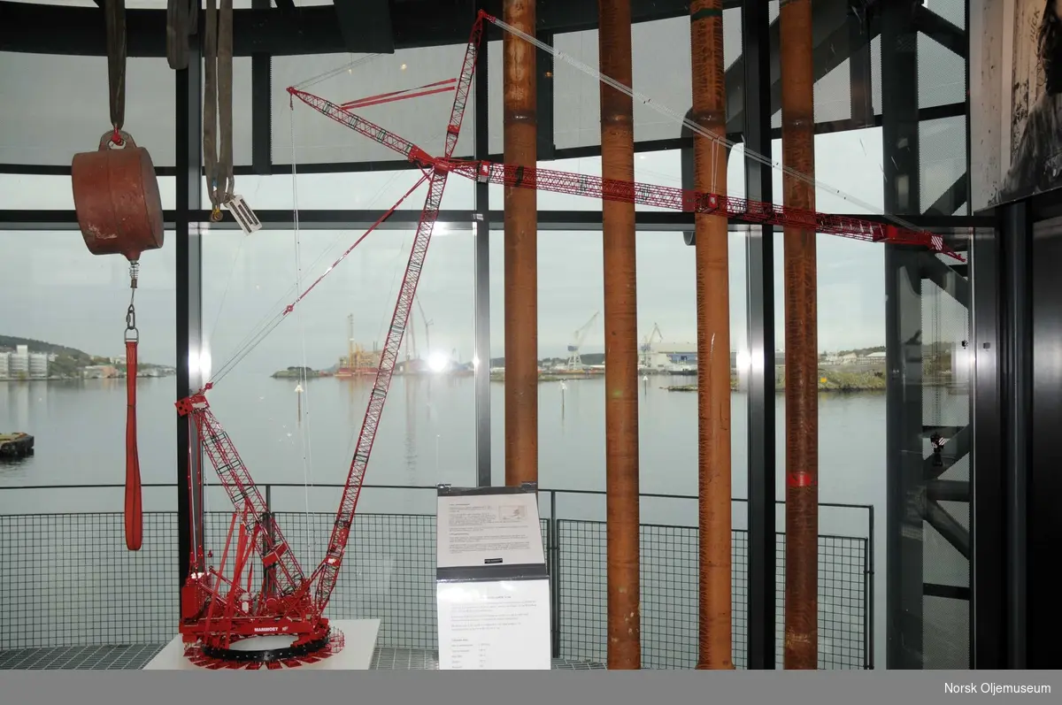 En modell av verdens største mobile kran - MSG-80 fra Mammoet - står utstilt på Norsk Oljemuseum i en periode mens original kranen er i arbeid på Yme-plattformen, som ferdigstilles i Stavanger ved Bergen Group Rosenberg Verft (i bildets bakgrunn).