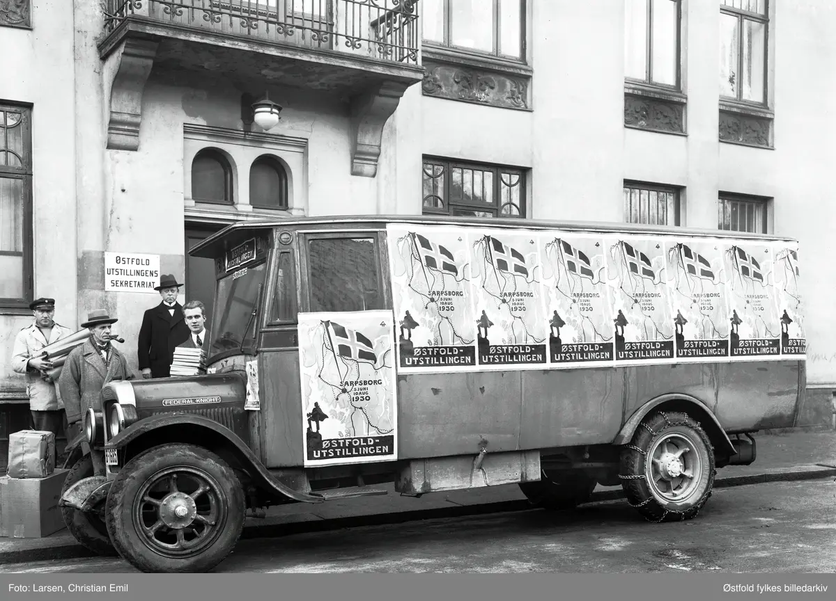 Østfoldutstillingen i Sarpbsborg 1930.
Østfold fylkesutstilling i samarbeid med Sarpsborg kommune og Østfold landbruksselskap (100 år) og de andre Østfoldbyene. 
I alt ti avdelinger for skogbruk, landbruk, industri, husflid, osv. Også kulturhistorisk utstilling på Borgarsyssel Museum.

Rutebil Federal Knight B-1685 tilhørte Klaus Johansen fra Sarpsborg iht. bilboka i fra 1930.