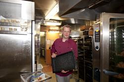 Kjøkkenet på Statfjord B. Her er kokken i gang med å forbere