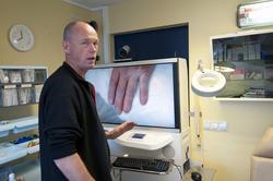 Sykepleier på Statfjord C,  Svein Stalheim demonstrerer avan