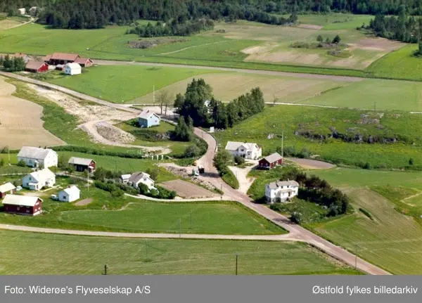 Flyfoto fra  Vatvedt i Degernes, Rakkestad, 13. juni 1966.

Veien og brua midt på bildet er fra den tiden man bygget den nye Vatvedtbrua. Veien som går til venstre er mot Sørby. Den gang riksvei 22 - ble asfaltert i 1967.
Øverst ser vi gården Vatvedtødegård. Bak trærne opp mot høyre, er gamle Vatvedt skole. Det røde huset midt på bildet er den gamle butikken til Erling Lund.
Det hvite huset til venstre for trærne og skolen, tilhører Knold.
Nede til venstre - den store bygningen er gamle Fjellhaug bedehus, som tilhørte Norsk Luthersk misjonssamband. Gården nede til venstre tilhører Julius og Sissel Kirkeng, mens de to husene på vei side av riksveien/fylkesveien til hører Ågot og Ole Aadahl og Ragnhild og Anker Aadahl.
Alle er eiere i 2012.