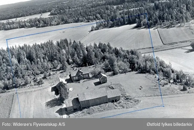 Skråfoto av gården Nærby i Rakkestad, 10. august 1956.
Daværende eier Karen Gundersen