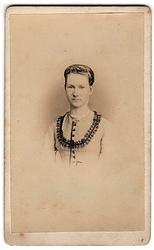 Portrett av ukjent kvinne, ca. 1865-1880. Vignettert. Antake