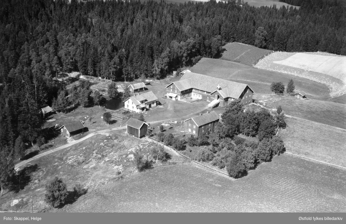 Rød gård  i Skiptvet, flyfoto 17. august 1949.