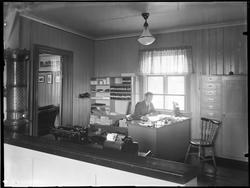 Borregaard i Sarpsborg, kontorinteriør med ukjent mann,.