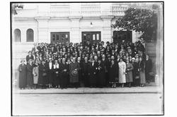 Gruppe, menn, kvinner, fotografert i det fri, foran bygning.