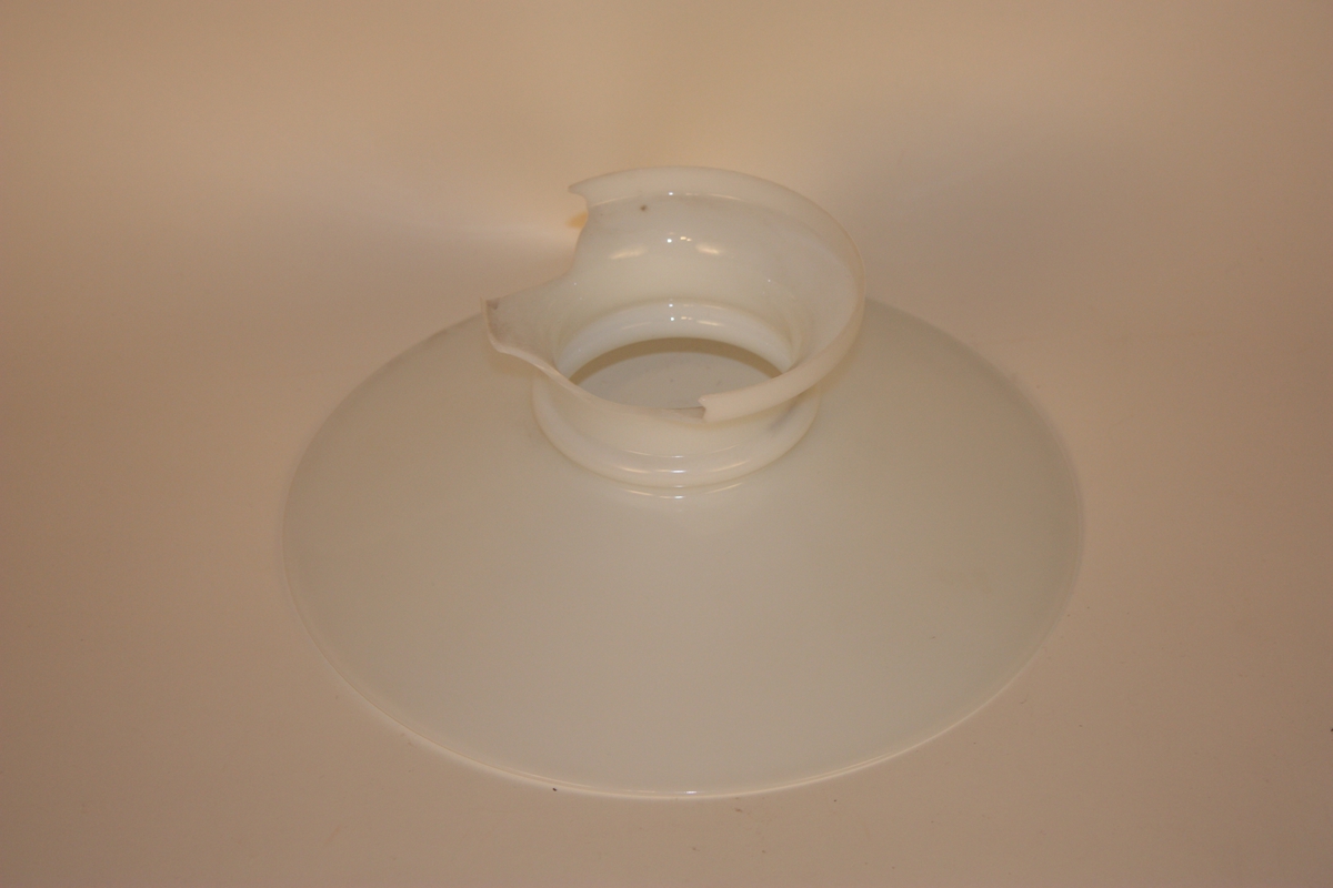 Form: rund profilert kolbe og rund vid skjerm. Oppheng i snodd metall. Fungerer både som bordlampe og hengelampe.
