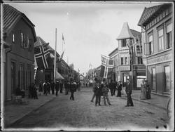 Gateparti St. Mariegate i Sarpsborg ved kongebesøk i av Osca