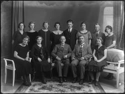 Gruppeportrett hos fotografen, datert 1926. Ukjent familie.