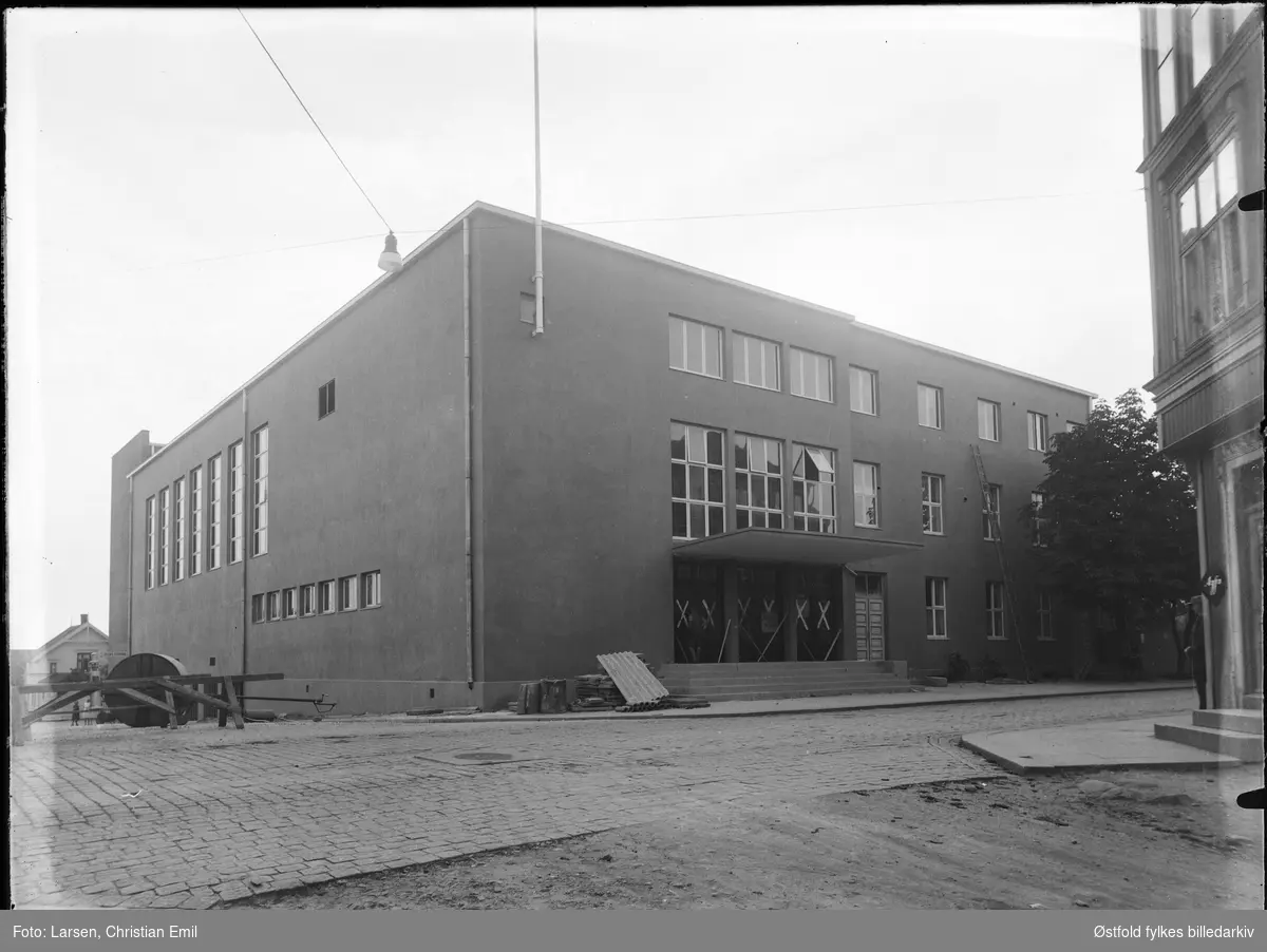 Folkets Hus i St. Mariegate 42 i Sarpsborg 1933. Nybygd. Eksteriør av hele bygget med inngangspartiet. På slutten av byggefase.