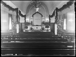 Metodistkirken i Sarpsborg.,1944. Kirkeinteriør pyntet med g