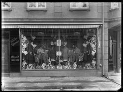Butikkeksteriør, Gustav Bjerknes, i St. Mariegate 97 i Sarps