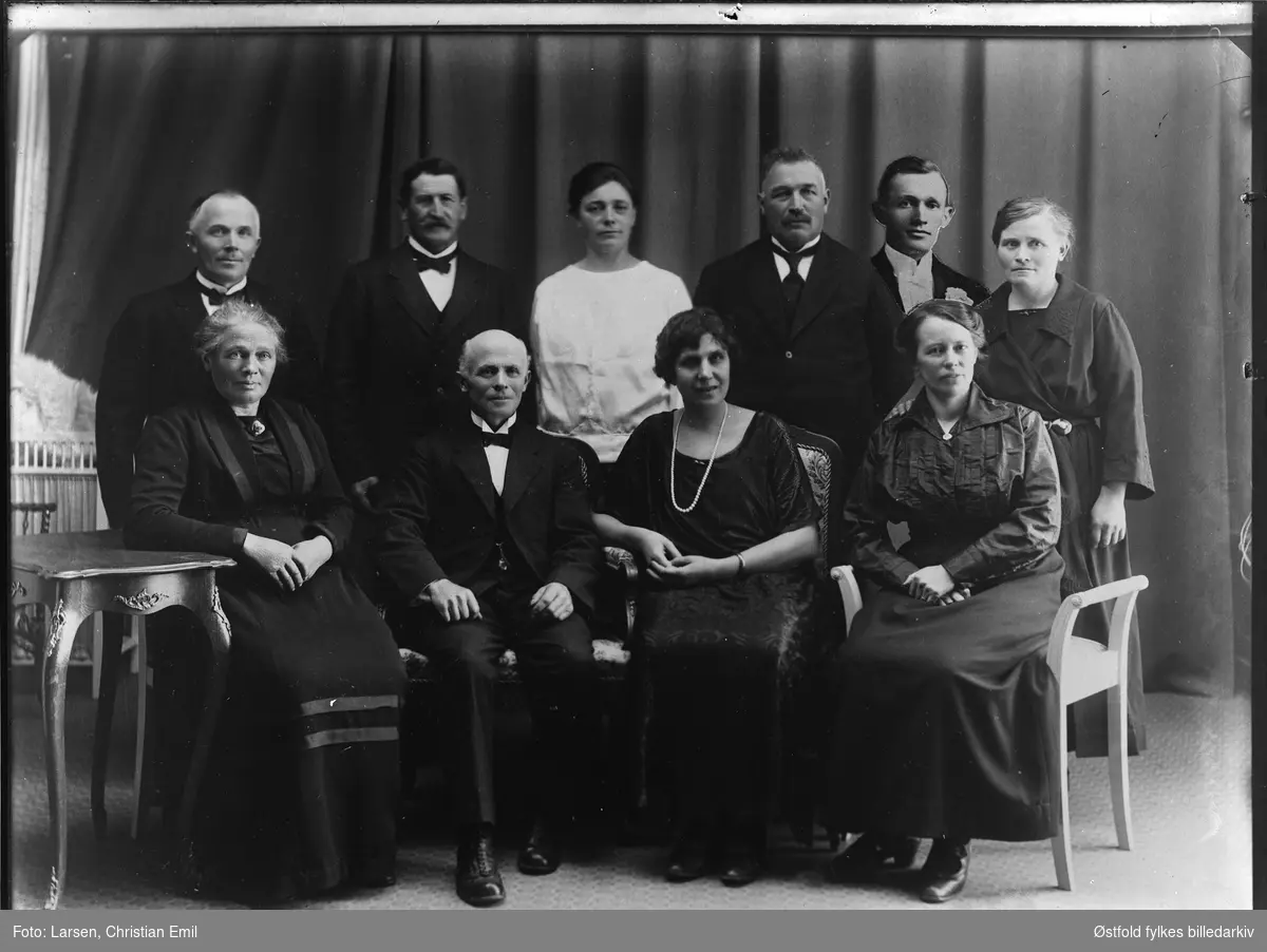 Ukjent familiegruppe 1926, innmontert person. eller et styre?
Sammenmontering av gruppebilde og portrett. Sammenkobling.