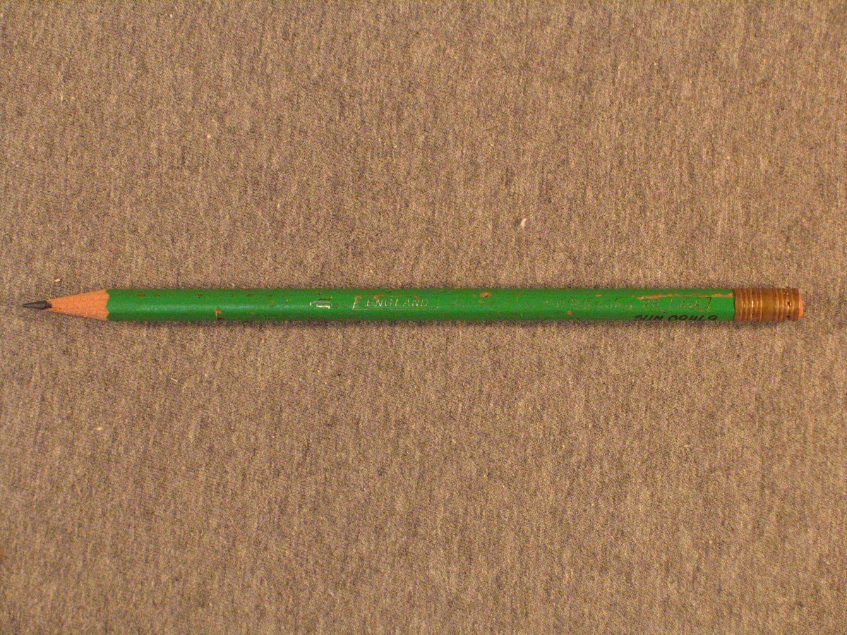 Sekskanta. spissa blyant. I enden er ei metallhylse med viskelær. dette er slite ned til kanten av hylsa.