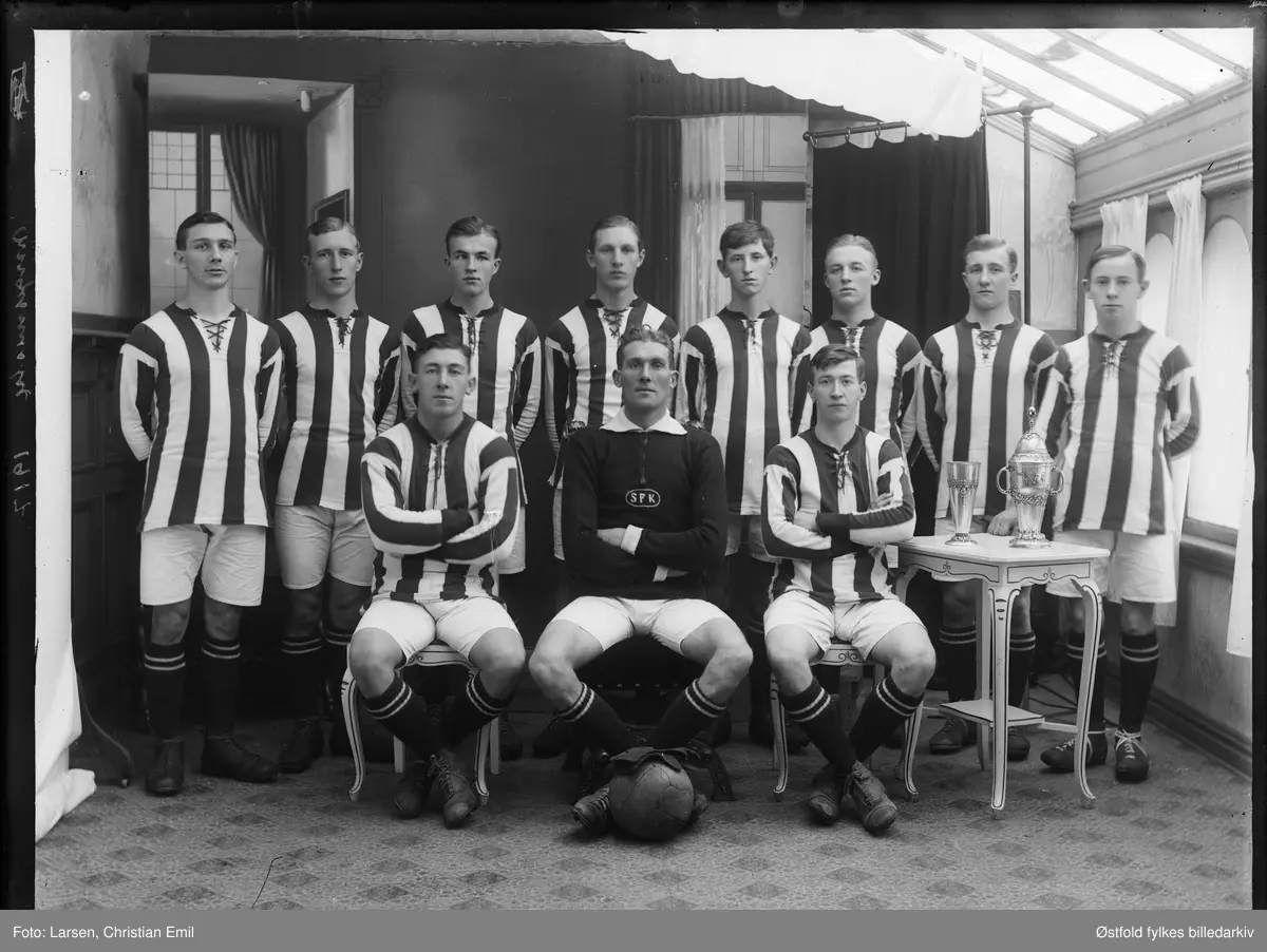 Sarpsborg Fotballklubb, Norgesmester i 1917.

Sarpsborgs vinnerlag: Ingvald Martinsen, Bruun Hansen, Henry Hansen, Petter Pedersen, Asbjørn Halvorsen, Peder Jensen, Einar Andersen, Einar Nordlie, Erling Gustavsen, Alf Simensen og Per Holm.