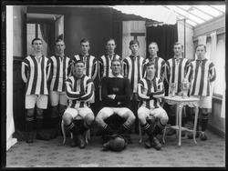 Sarpsborg Fotballklubb, Norgesmester i 1917.

Sarpsborgs v